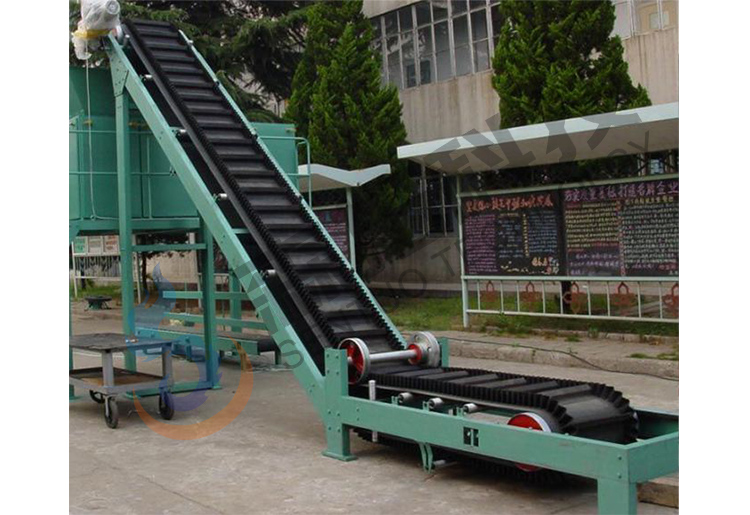 Large angle belt conveyor